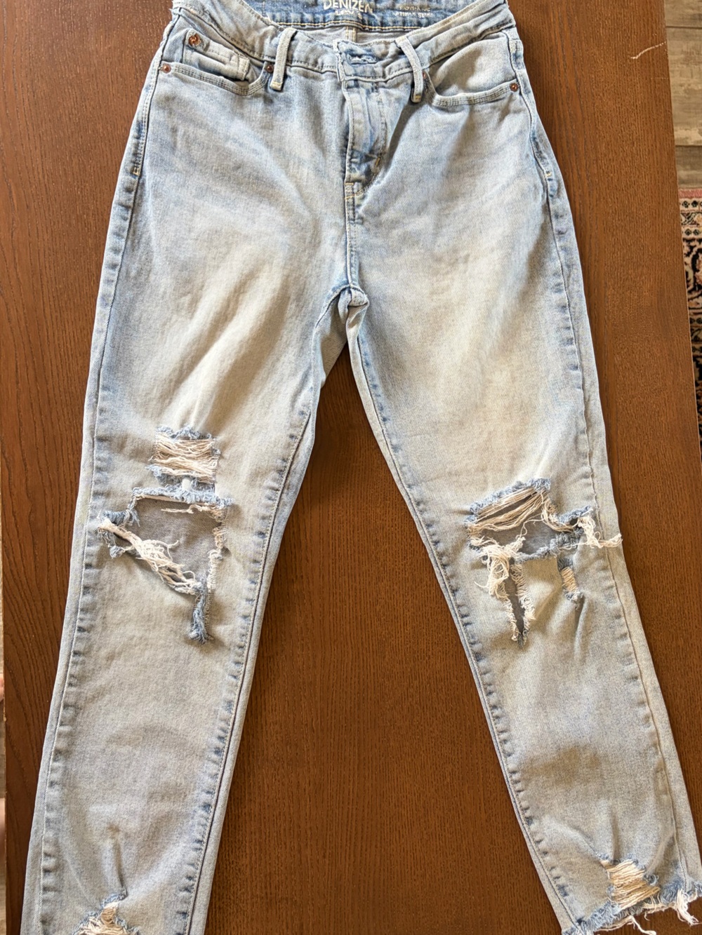 Denizen from Levi's Light Blue Distressed Skinny Jeans / capri